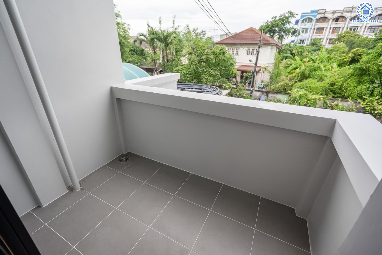 บ้านมือสองตกแต่งใหม่ ดีไซน์สวย ม.บ้านช่อชัยพฤกษ์ จรัญฯ-ปิ่นเกล้า เนื้อที่ 30.5 ตร.ว. ฟังก์ชัน 3 ห้องนอน 3 ห้องน้ำ จอดรถได้ 2 คัน รองรับทุกกิจกรรม บนทำเลเชื่อมต่อหลายเส้นทาง ใกล้จุดขึ้นทางด่วน "ศรีรัช" และรถไฟฟ้าสายสีแดง "สถานีบางบำหรุ"...